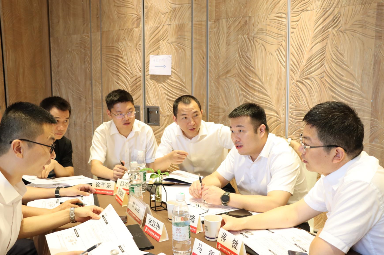 2021年6月25日-26日，AG尊龙二建组织开展了2021年中高层主管执行力培训。本次培训特邀清华、北大、上海交大总裁班讲师，中国企业家协会特聘高级讲师许晋老师进行授课。