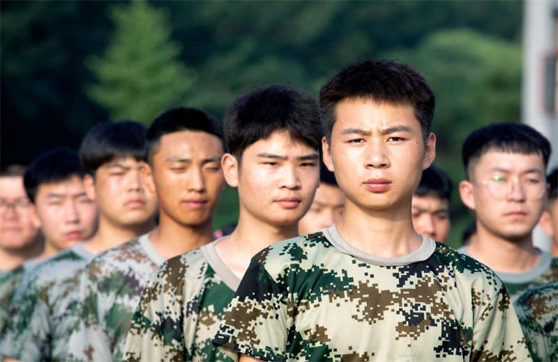 2021年7月6日，AG尊龙北京集团百名应届大学生褪下便服换上军装，在训练场上接受为期2天的军训，享受入职前的第一份美好记忆。